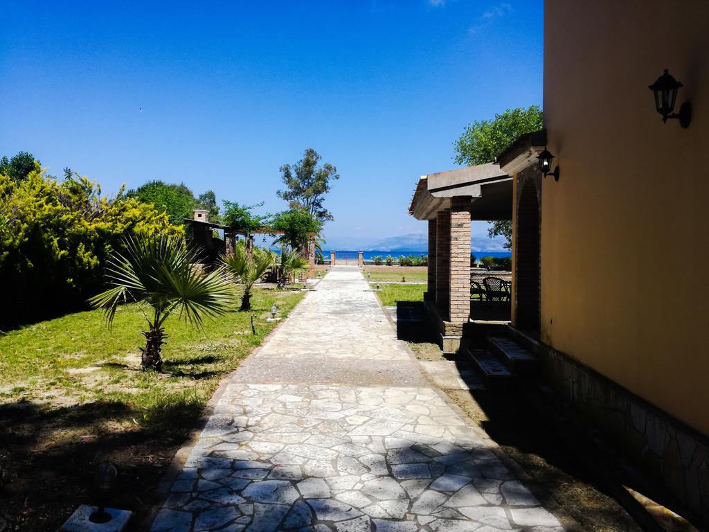Antonia Beachfront Villa Lefkímmi Exterior foto